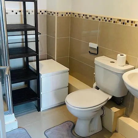 Entire Spacious 2 Bedroom 2 Bathroom *