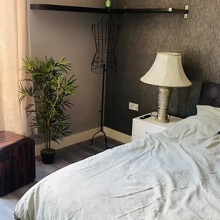 Entire Spacious 2 Bedroom 2 Bathroom *