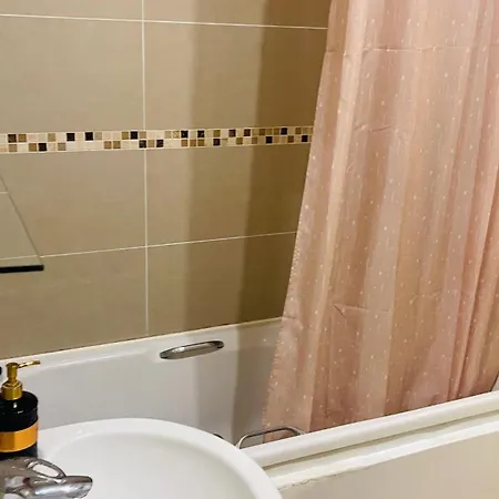 Entire Spacious 2 Bedroom 2 Bathroom 民宿 *