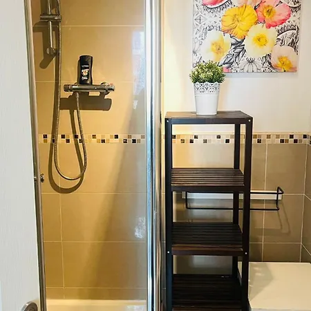 Entire Spacious 2 Bedroom 2 Bathroom 民宿 *